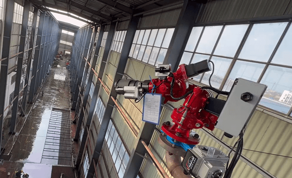 Požární monitor s automatickým sledováním je nyní plně sestaven, otestován a bude brzy odeslán